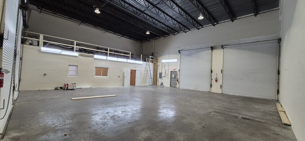 More Photos Of 900 Ceitus Ter, Cape Coral Warehouse For Lease