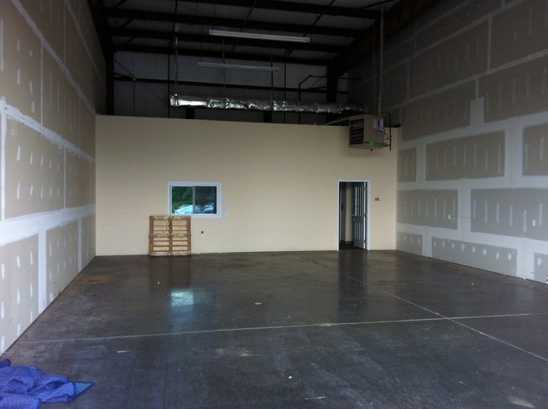More Photos Of 226 Peterson Dr, Elizabethtown Warehouse For Lease