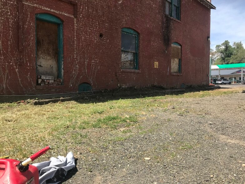 More Photos Of 10 S Superior St, Cambridge Hotel For Sale