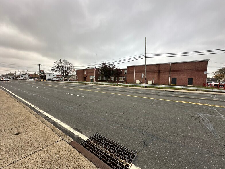 More Photos Of 322 W Montauk Hwy, Lindenhurst Freestanding For Lease