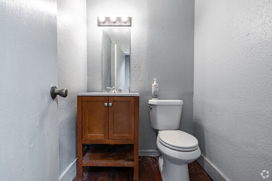 More Photos Of 7676 N I-45, Houston Unknown For Lease