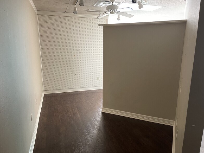 More Photos Of 404 University Dr E, College Station General Retail For Lease