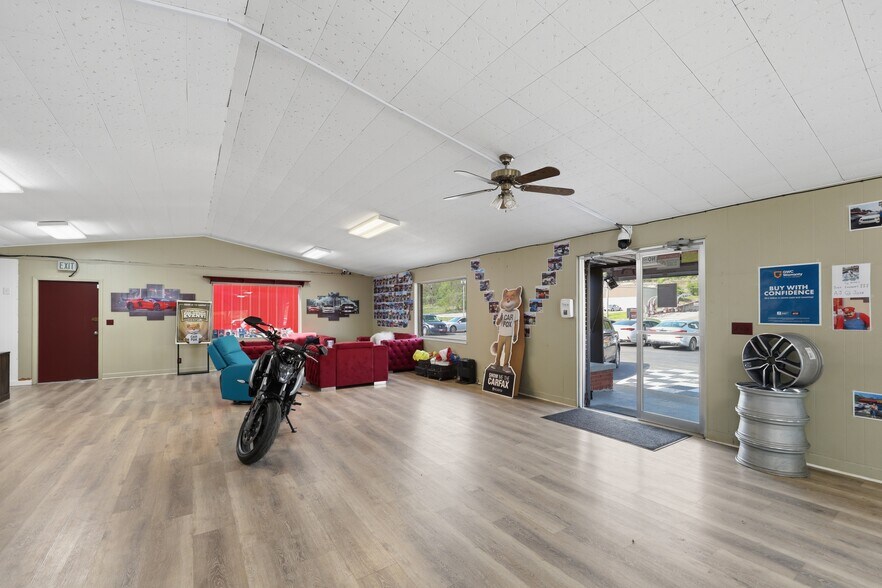 More Photos Of 621 Green Blvd, Aurora Auto Dealership For Sale
