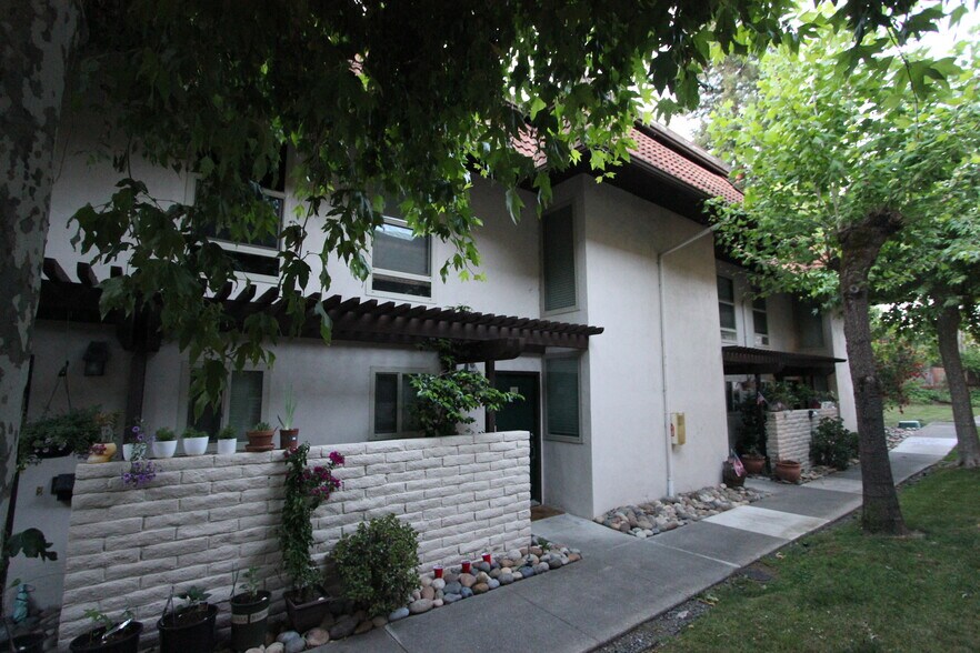 More Photos Of 1327 Montego, Walnut Creek Apartments For Sale