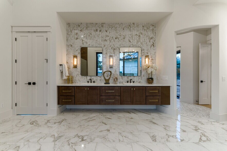 More Photos Of 7505 E US Highway 290, Johnson City Flex For Sale