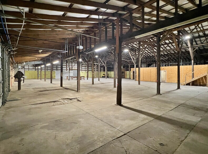 More Photos Of 2721 10th St, Northport Warehouse For Lease