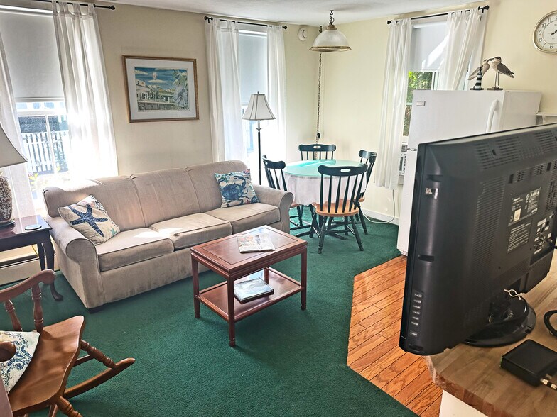 More Photos Of 25 Simpsons Ln, Edgartown Hotel For Sale