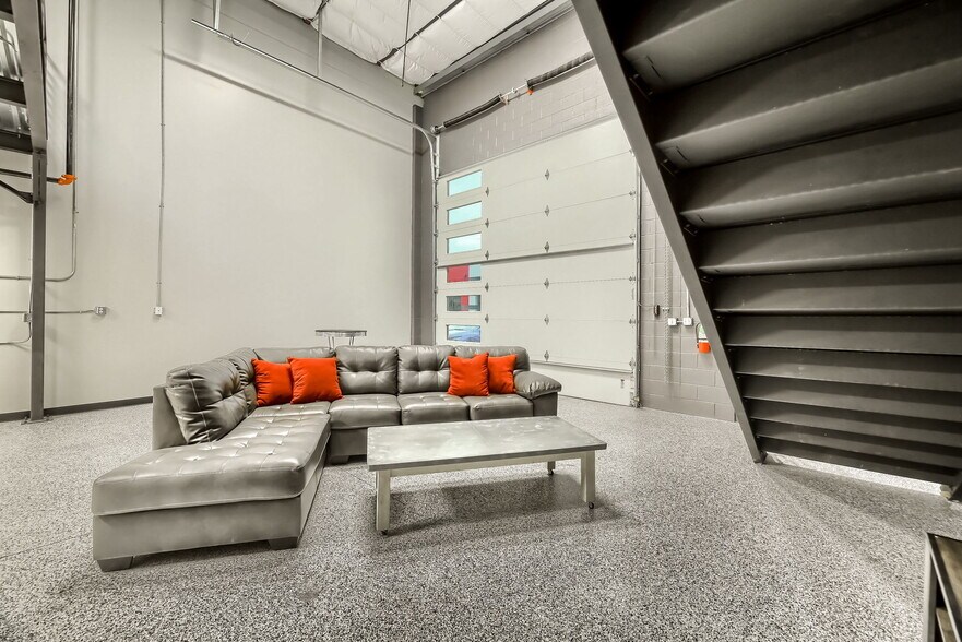 More Photos Of 2100 Double Creek Dr, Round Rock Warehouse For Lease