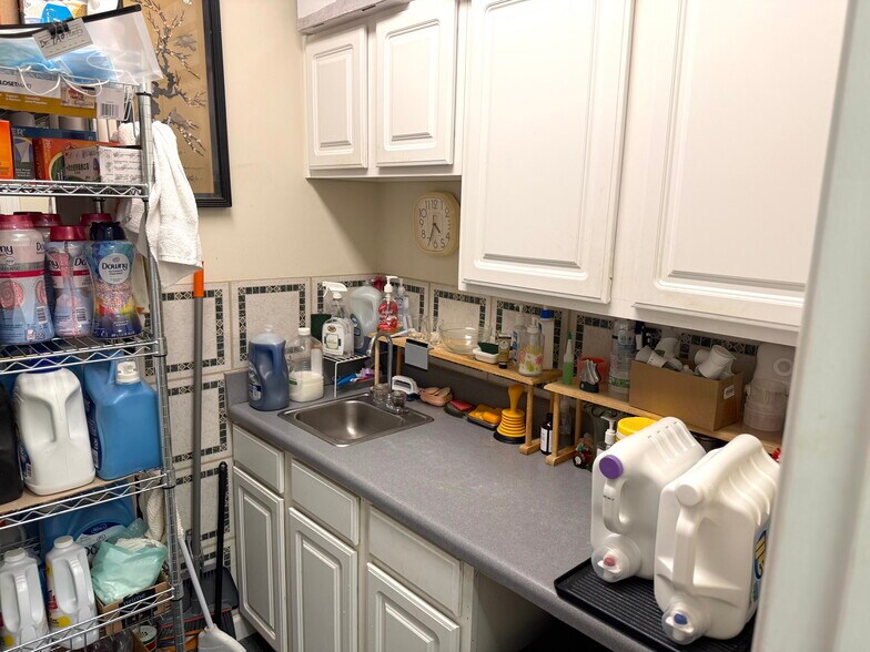More Photos Of 5640 Six Forks Rd, Raleigh Office For Sale