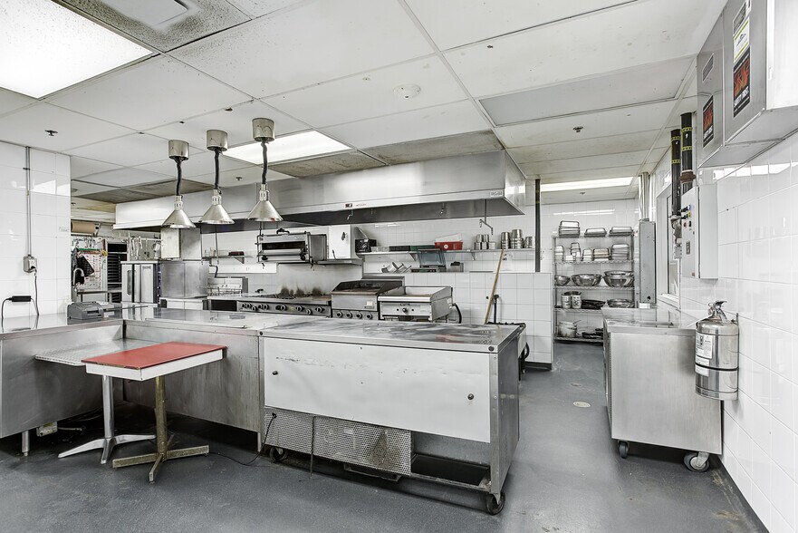 More Photos Of 22 Rue Ste-Catherine E, Montréal Office For Sale