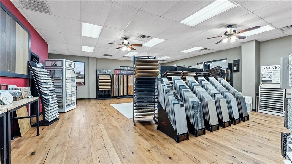 More Photos Of 201-229 Lee Town Rd, Pea Ridge Storefront For Sale