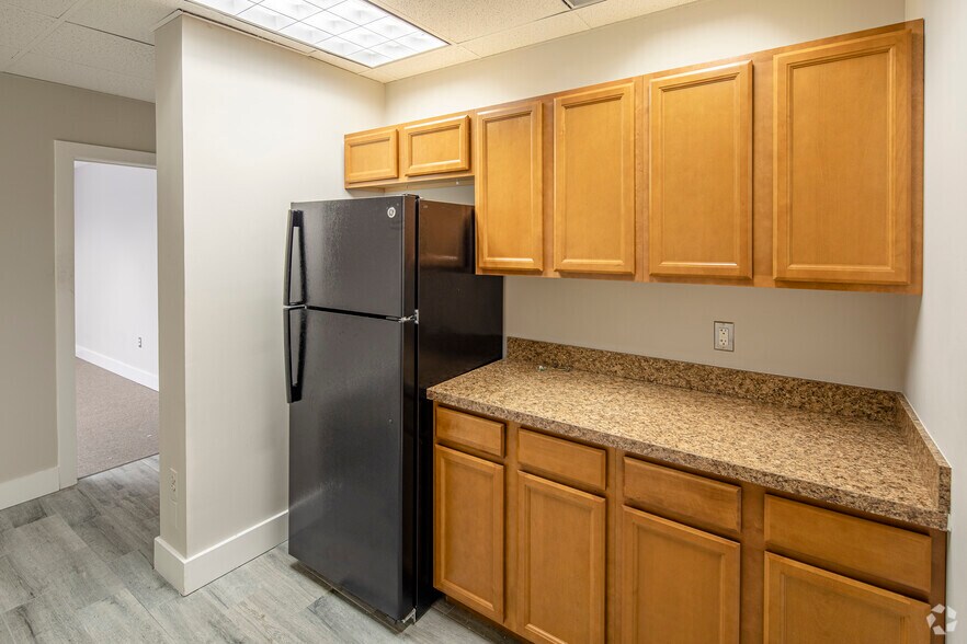 More Photos Of 2560 Huntington Ave, Alexandria Office For Lease