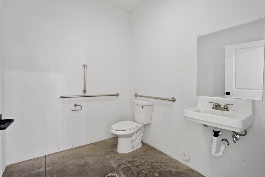 More Photos Of 46 Maple Ave, Schenectady Warehouse For Lease