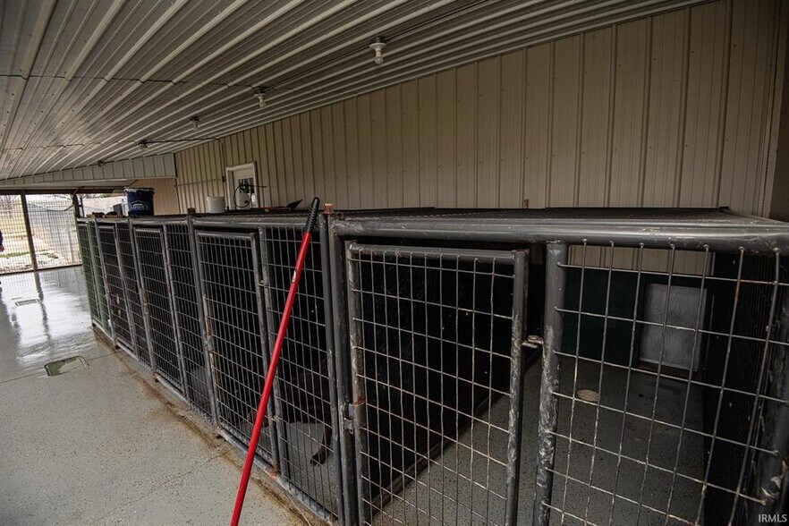 More Photos Of 433 S Hickory Corner Rd, Vincennes Veterinarian Kennel For Sale