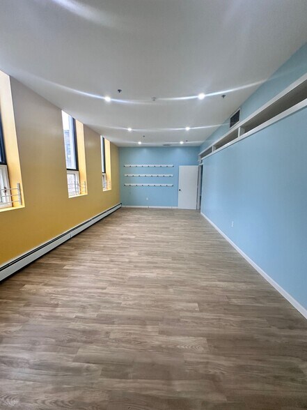 More Photos Of 1143-1147 47th Ave, Long Island City Showroom For Lease