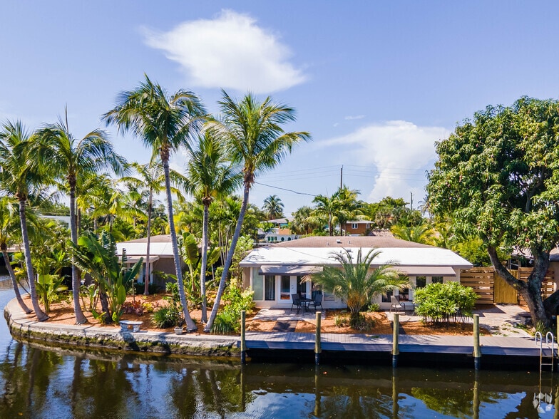 More Photos Of 2209 NE 26th St, Wilton Manors Hotel For Sale