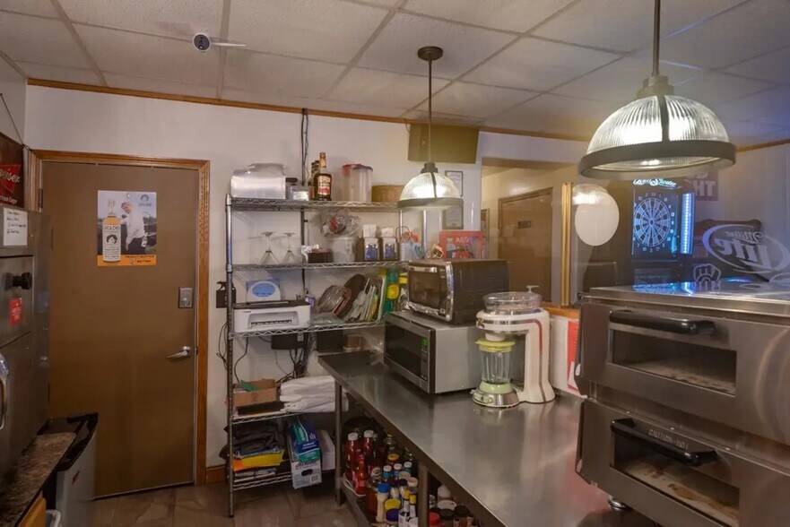 More Photos Of 125 W Bannerman Ave, Redgranite Bar For Sale