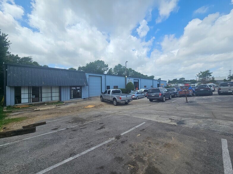 More Photos Of 1261 W Hurst Blvd, Hurst Warehouse For Lease