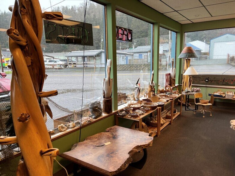 More Photos Of 903 Garibaldi Ave, Garibaldi Freestanding For Sale