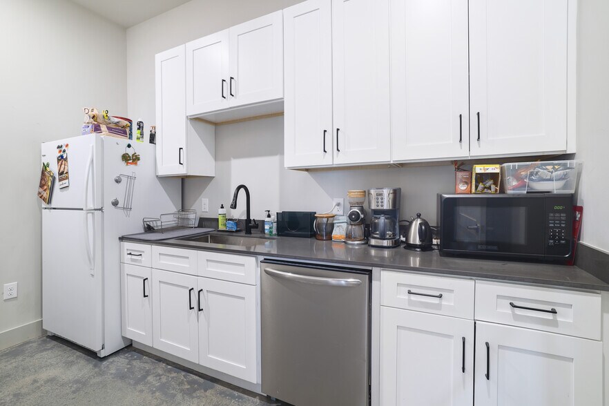 More Photos Of 15210 Fitzhugh Rd, Austin Warehouse For Sale