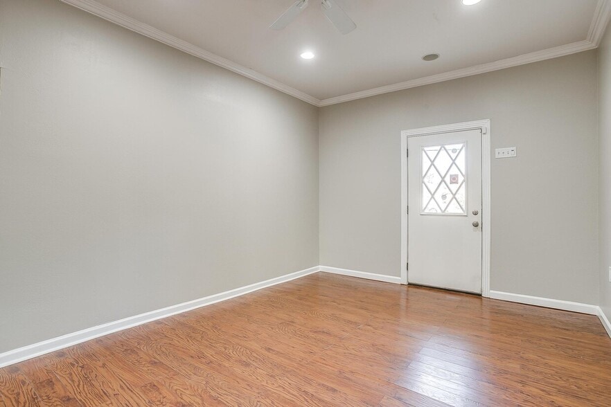 More Photos Of 2418 Cales Dr, Arlington Office Residential For Sale
