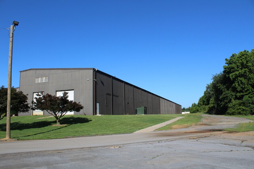 More Photos Of 320 S Industrial Blvd, Calhoun Manufacturing For Lease