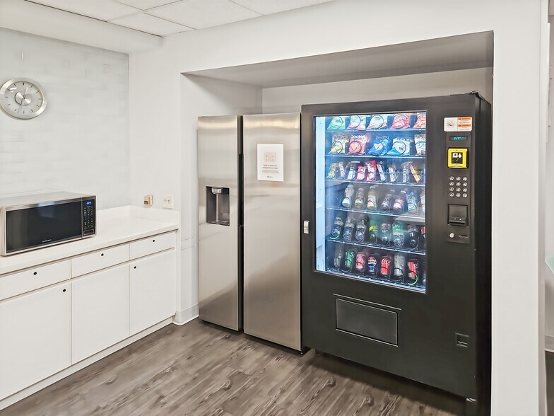 More Photos Of 1 Bridge Plz N, Fort Lee Coworking Space