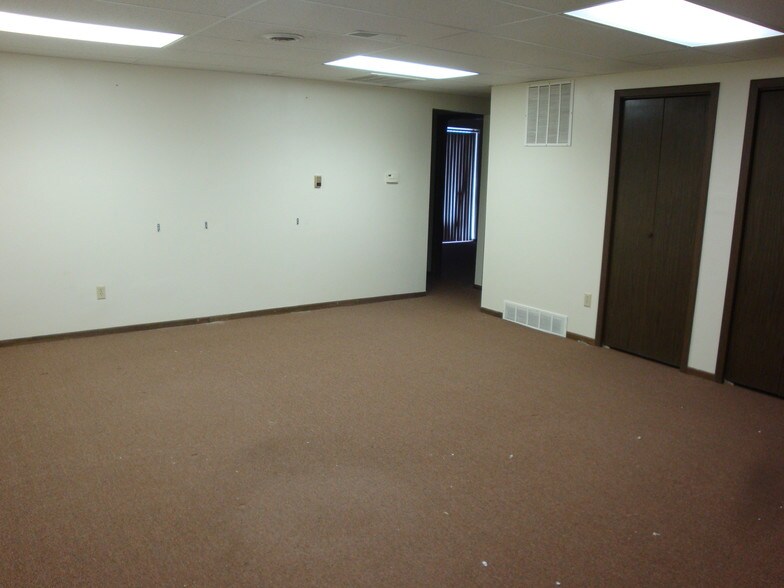 More Photos Of 8421 University Ave, Clive Office Residential For Lease
