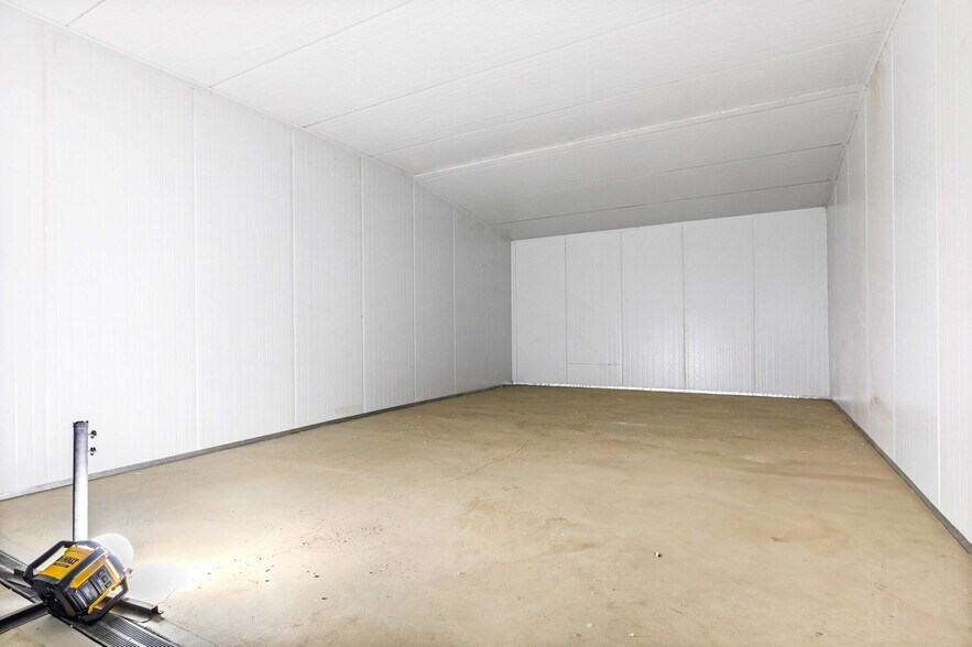 More Photos Of 22245 Mitchell Blvd, California City Warehouse For Lease