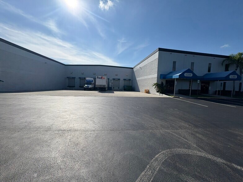 More Photos Of 1205 Cornwall Rd, Sanford Warehouse For Lease