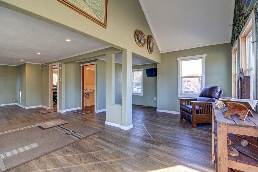 More Photos Of 603 W Rock Falls Rd, Rock Falls General Retail For Sale