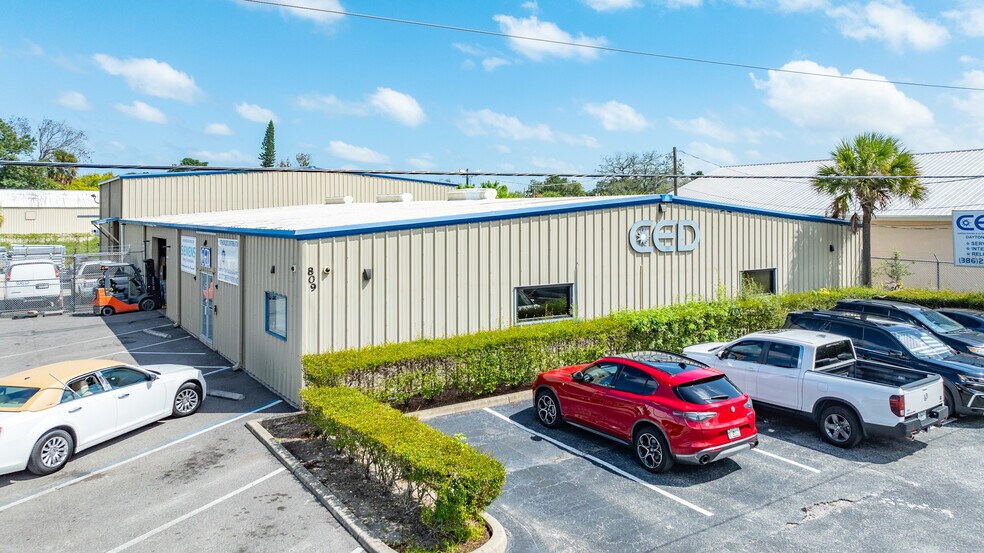 More Photos Of 809 Swift St, Daytona Beach Warehouse For Lease