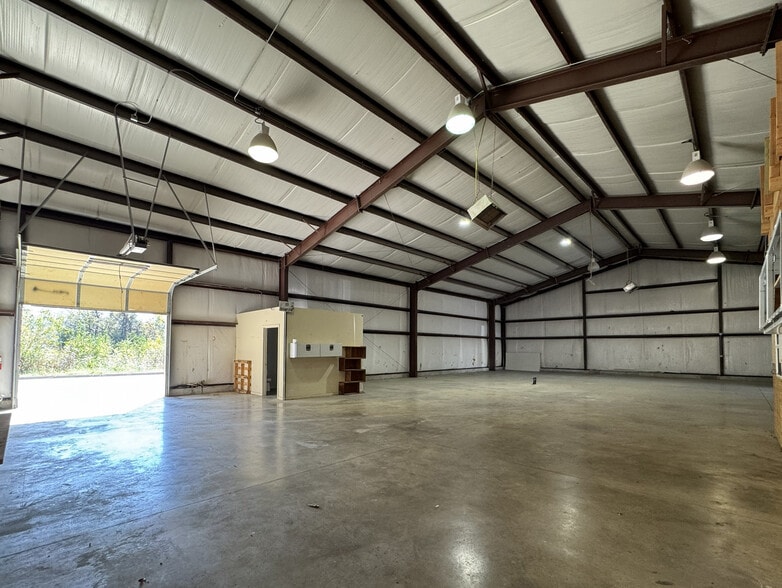 More Photos Of 422 W 2nd St, Bonner Springs Warehouse For Lease