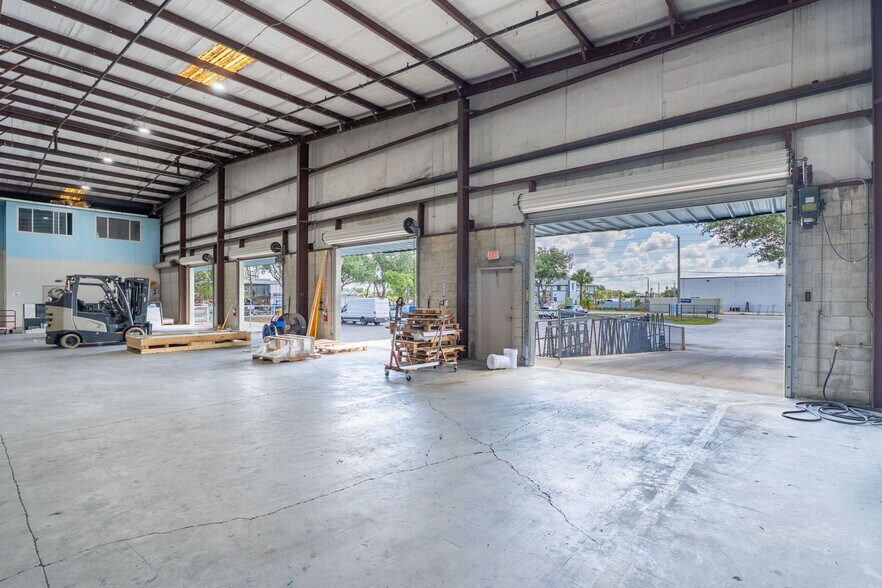 More Photos Of 3520 Old Metro Pky, Fort Myers Warehouse For Lease