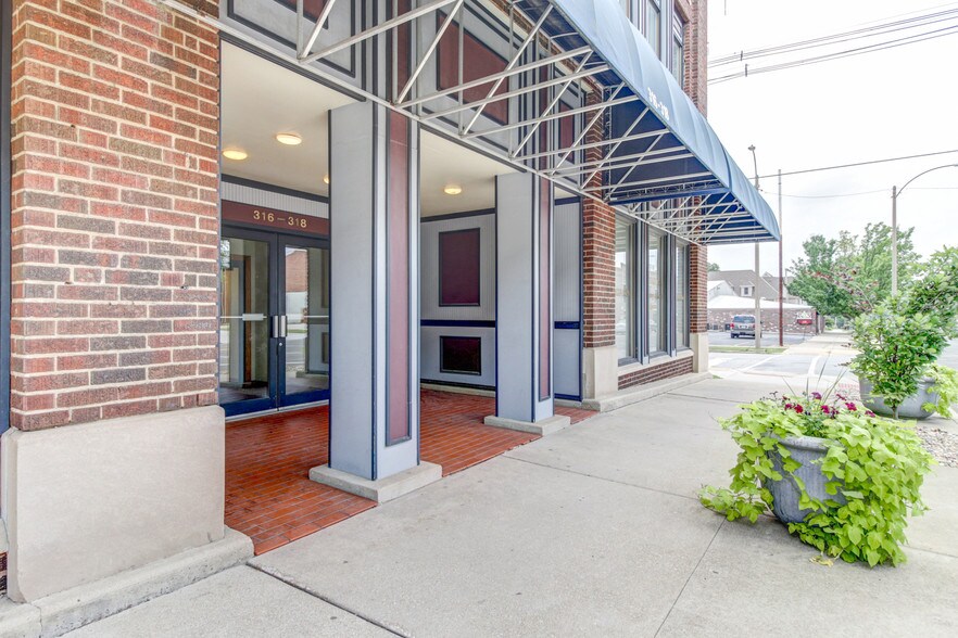 More Photos Of 316-318 Washington St, Bloomington Storefront Retail Office For Lease