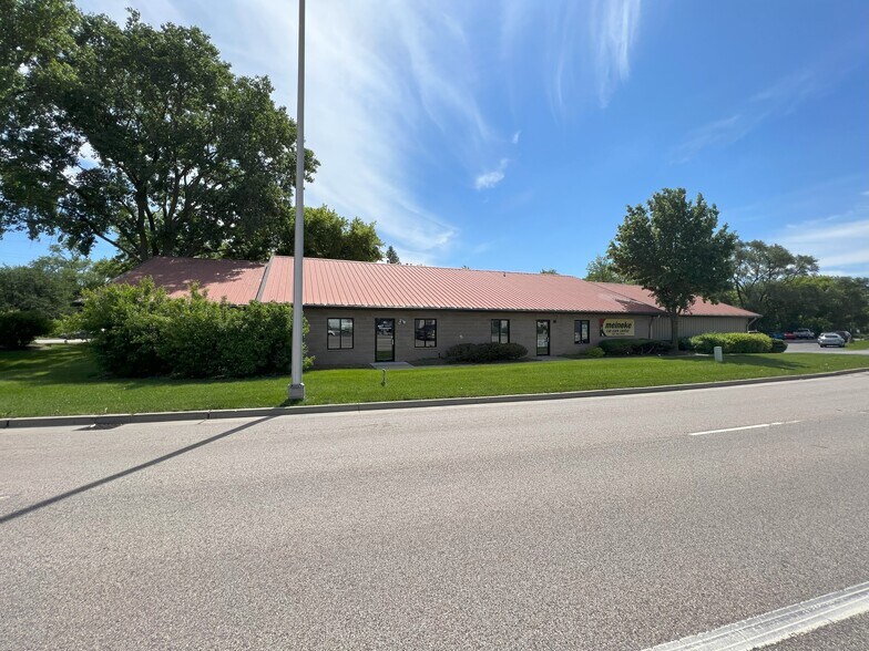 More Photos Of 905 Pyott Rd, Crystal Lake Showroom For Lease