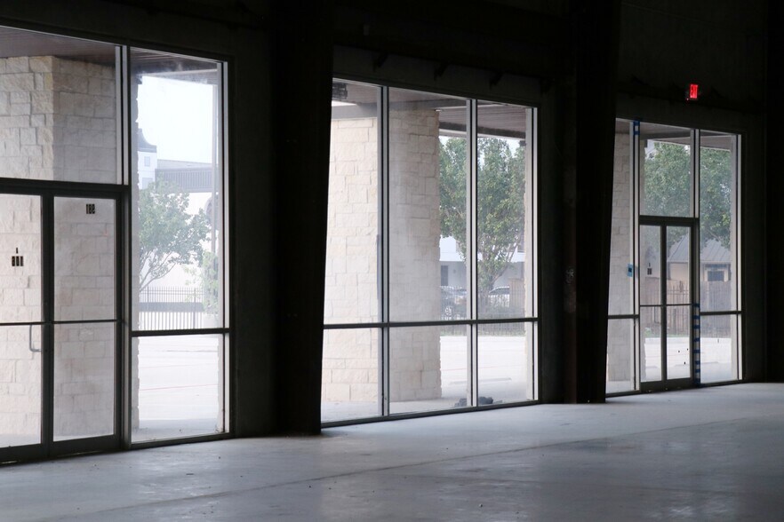 More Photos Of 9889 United Drive, Houston Office For Lease