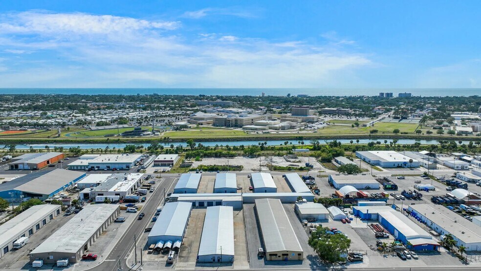 More Photos Of 249-268 Seaboard Ave, Venice Warehouse For Lease