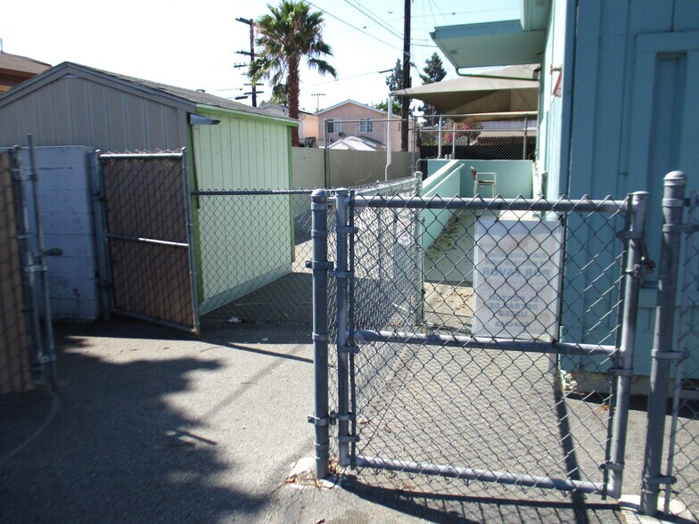 More Photos Of 9900-9904 S Central Ave, Los Angeles Schools For Lease