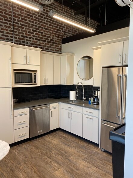 More Photos Of 1850 SW Plaza Shops Ln, Ankeny Storefront For Sale