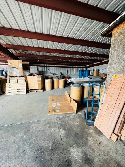 More Photos Of 590 N Main St, Leeds Manufacturing For Sale