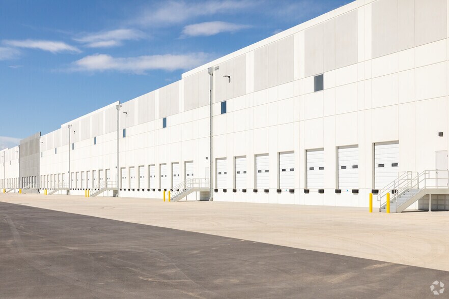 More Photos Of 6196 East Bridge St, Brighton Distribution For Lease
