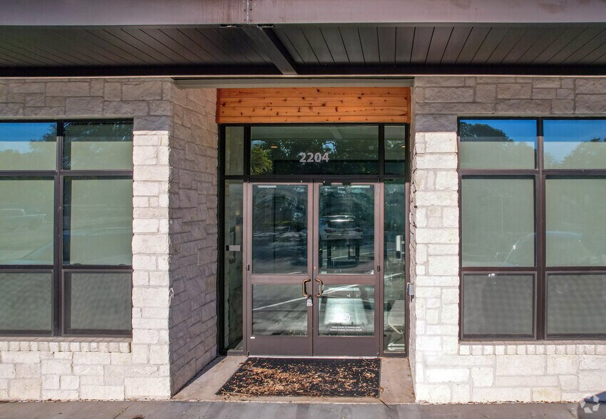 More Photos Of 2204 Western Trails Blvd, Austin Loft Creative Space For Lease