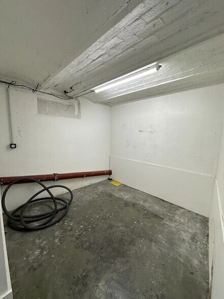 More Photos Of 97 Rue Raymond Losserand, Paris Flex For Lease