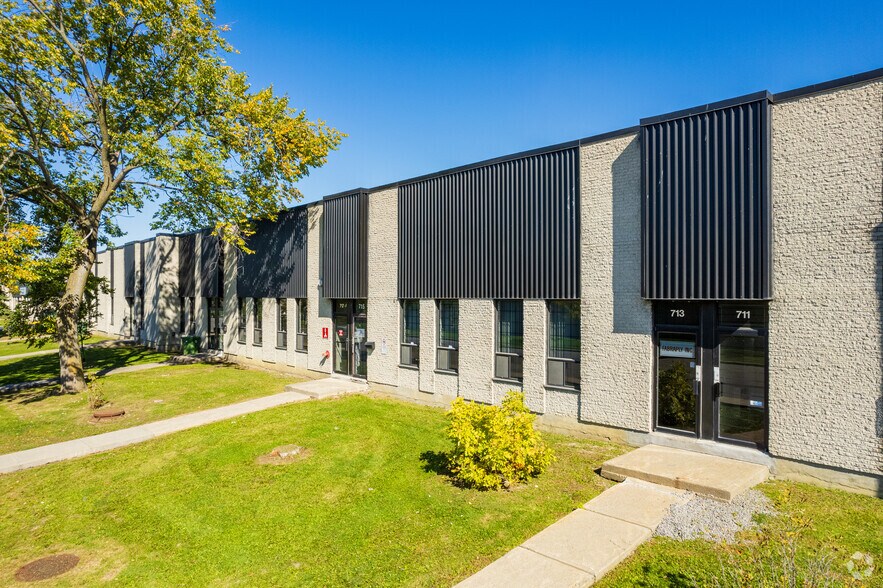 More Photos Of 703-729 Av Meloche, Dorval Warehouse For Lease