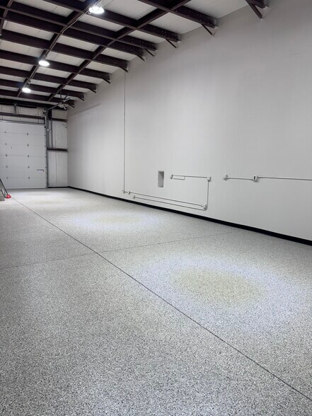 More Photos Of 517 N Lake Ave, Twin Lakes Showroom For Lease
