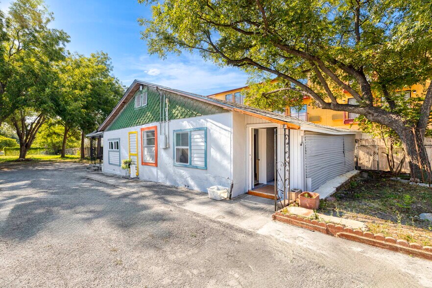 More Photos Of 926 S Laredo St, San Antonio Service For Sale