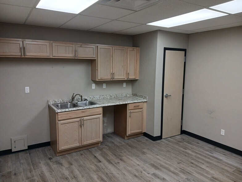 More Photos Of 4229 Royal Ave, Oklahoma City Flex For Lease