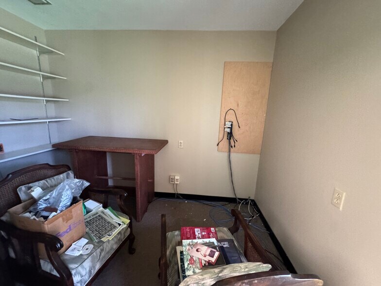 More Photos Of 1208 S Chestnut St, Lufkin Showroom For Sale