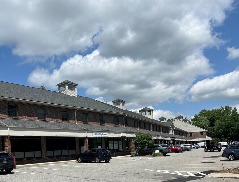 More Photos Of 200 Great Rd, Bedford Storefront Retail Office For Lease